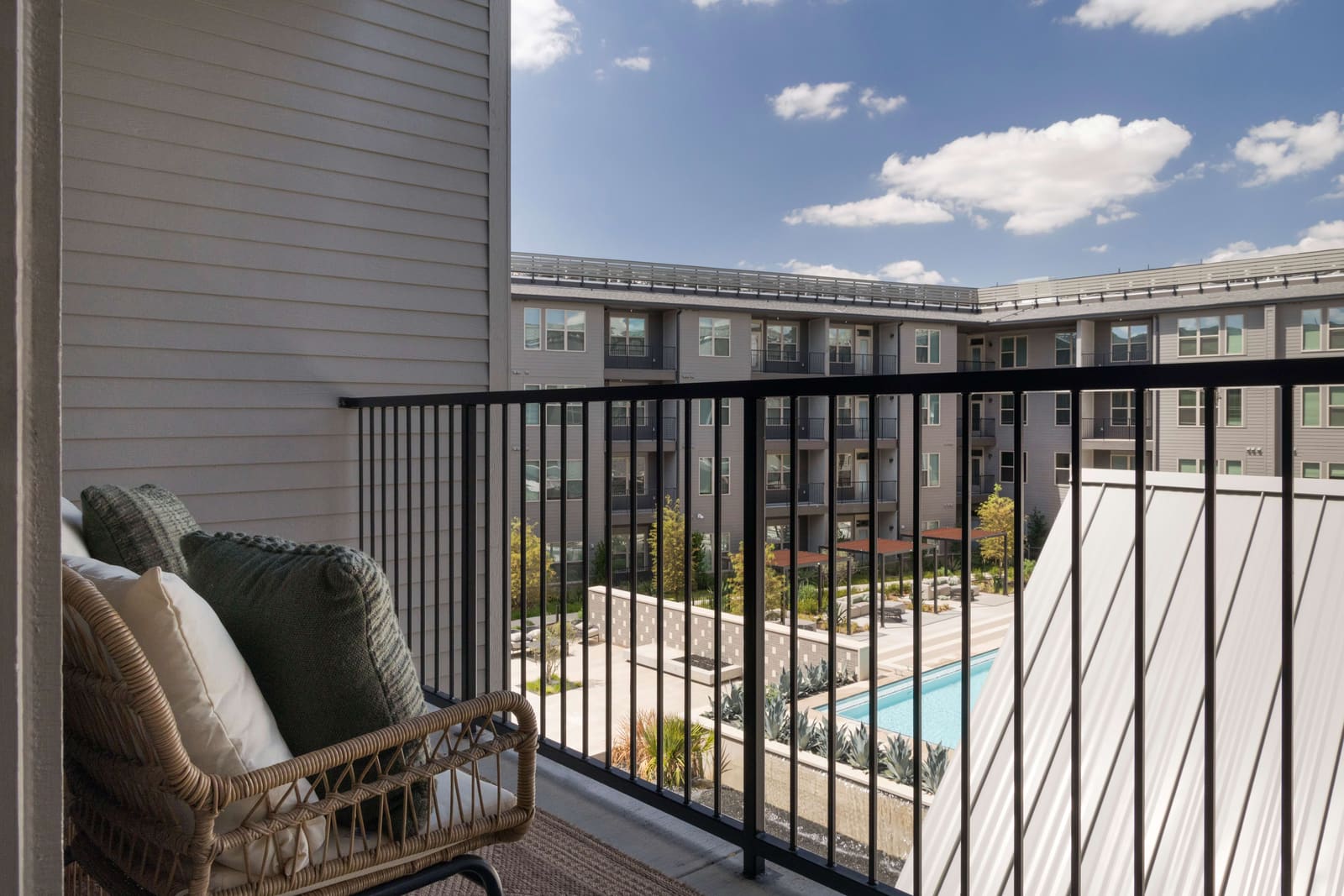 Private Yards and Coworking Spaces — apartment in Del Valle with 10 weeks free move-in special